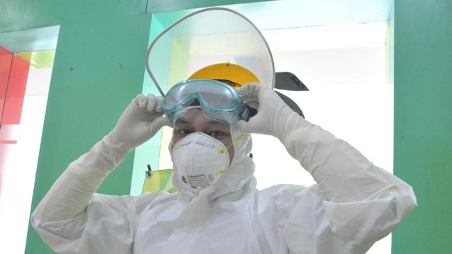 Kota Jambi Masuk Kategori Zona Merah Corona Petugas dengan pakaian pelindung lengkap melakukan simulasi penanganan pasien COVID-19, di Rumah Sakit Pertamina Plaju Palembang, Sumsel, Kamis(12/3/2020). Rumah Sakit Pertamina Plaju melakukan sosialisasi dan simulasi untuk memastikan kesiapannya dalam menangani pasien dengan dugaan suspect viris corona sebelum dirujuk pada rumah sakit rujukan. ANTARA FOTO/Feny Selly