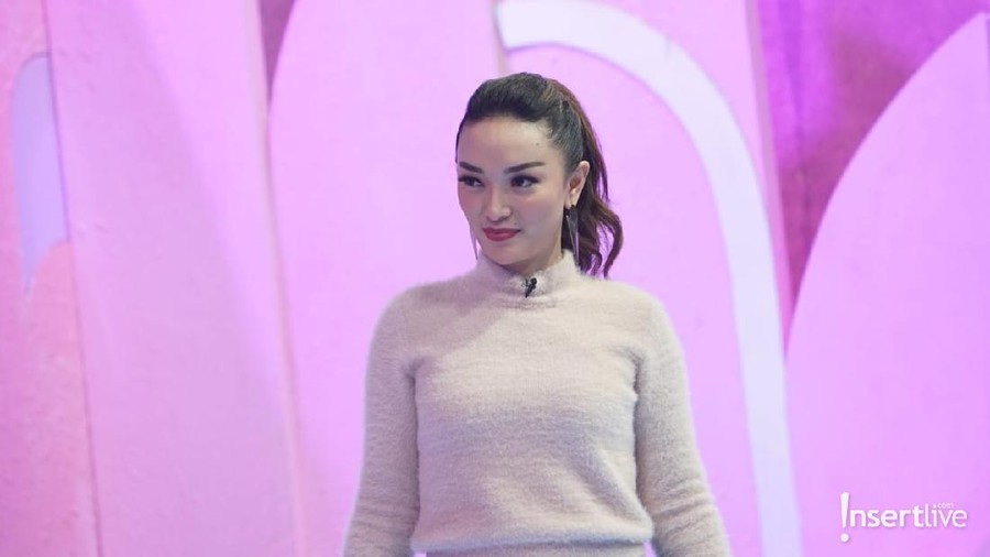 Zaskia Gotik akhirnya menunjukkan siapa pria yang tengah mencuri hatinya.