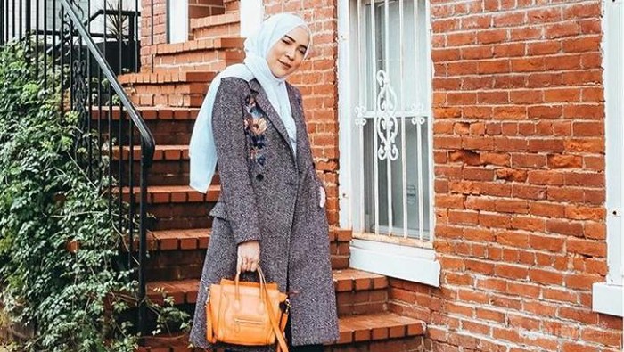 Lihat Anggunnya Penampilan Fitri Tropica Menggunakan Gamis, Dress Hingga Blouse