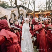 Seru! Yuk Intip Momen Pernikahan Selebgram Helmi Nursifah yang Bertema Putih dan Maroon