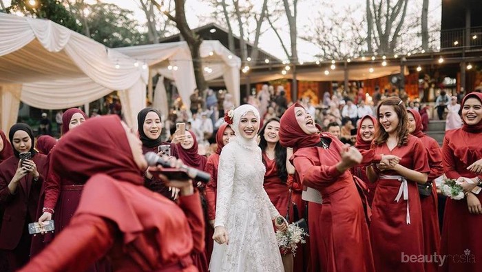 Seru! Yuk Intip Momen Pernikahan Selebgram Helmi Nursifah yang Bertema Putih dan Maroon