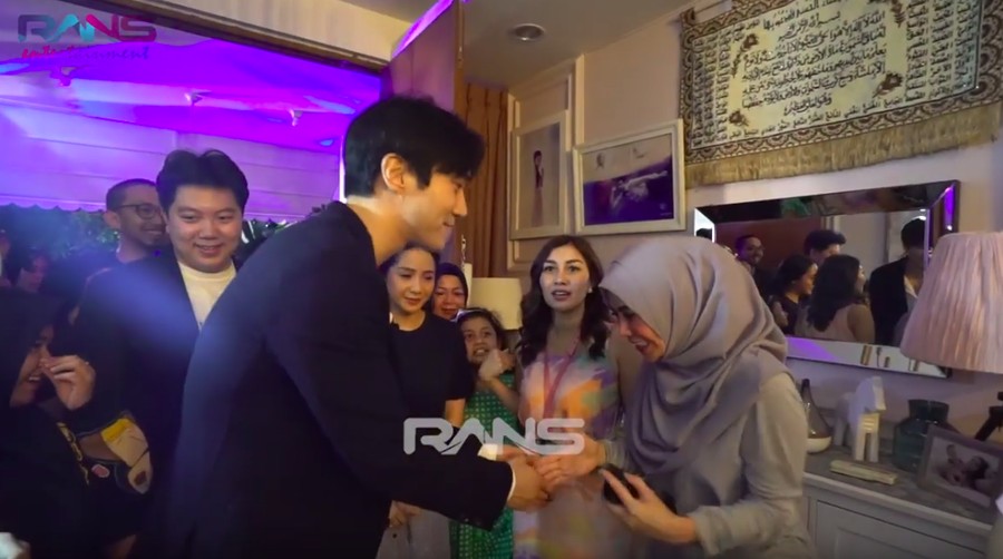 Sikap Choi Siwon kala mampir ke rumah Raffi Ahmad dan Gigi menuai banyak pujian warganet.
