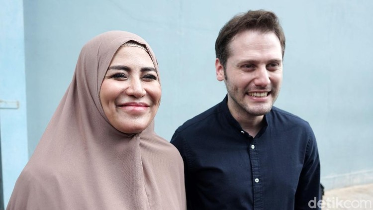Cinta Penelope Cinta Penelope dan suaminya, Taha Gokan, saat ditemui di studio Trans TV.