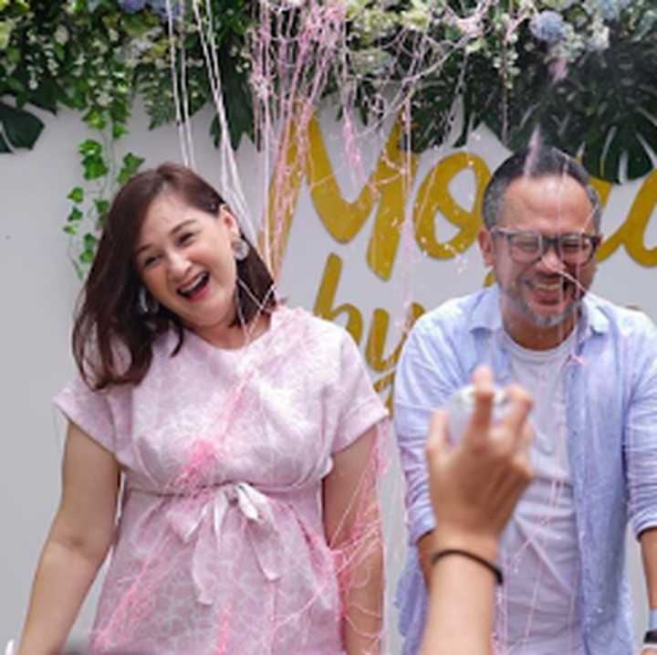<p>Semringahnya Ayah Indra dan Bunda Mona. (Foto: Instagram/@monaratuliu)</p>