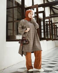 Monochrome Style Dengan Outfit Serba Abu-Abu Ala Hijabers Indonesia