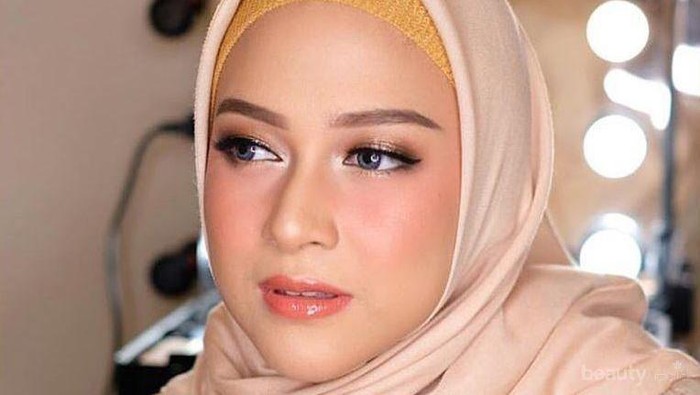 Mau Tampil Fresh Tanpa Banyak Makeup? 5 Lip Gloss Bening Lokal Ini Wajib Kamu Coba!