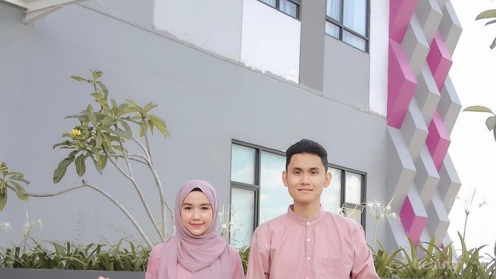 Matching dengan Pasangan, Ini Inspirasi Busana Muslim Couple untuk Lebaran