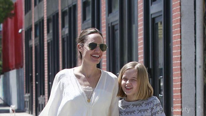 Pakai Kaftan, Intip Cantiknya Penampilan Angelina Jolie Saat Liburan