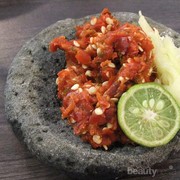 Resep: Sambal Cobek Teman Makan Lalapan, Pedasnya Menggugah Selera!