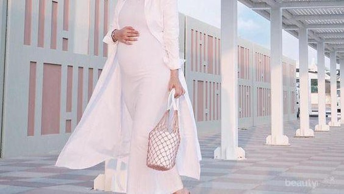 Sedang Hamil dan Tetap Ingin Tampil Fashionable? Coba Inspirasi Fashion Bumil Berhijab Ini