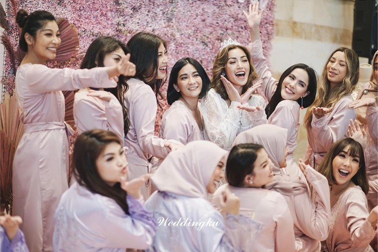 Mendekati hari pernikahan, Jessica Iskandar melangsungkan acara bridal shower bertema pink bersama sahabat-sahabatnya di JW Marriott Kamis (12/3).