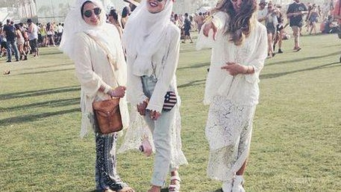 Inspirasi Gaya Stylish ke Festival Musik untuk Hijabers