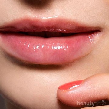 5 Rekomendasi Lip Gloss Bening Lokal dan Drugstore untuk Beri Kesan Bibir Sehat