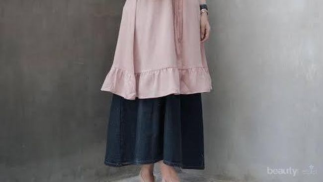 Hijab Style: Cara Padu Padan Tunik Warna Dusty Pink
