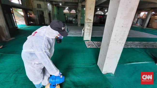 Dewan Masjid Indonesia mengadakan kegiatan penyemprotan disinfektan di 10 ribu masjid di Jabodetabek untuk mencegah penyebaran virus corona.