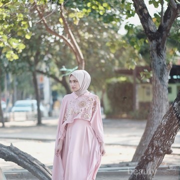 6 Inspirasi Busana Bridesmaid Warna Pink yang Elegan, Tak Kalah Cantik dari Pengantin!