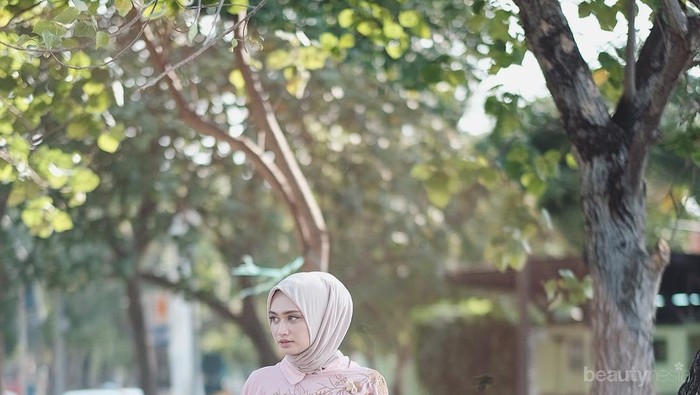 6 Inspirasi Busana Bridesmaid Warna Pink yang Elegan, Tak Kalah Cantik dari Pengantin!