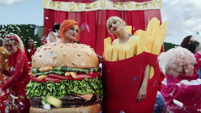 Makna di Balik Kostum Junk Food Taylor Swift dan Katy Perry