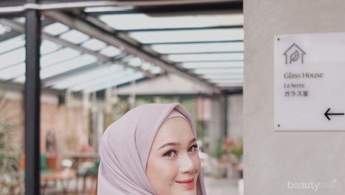 Jangan Cuma Dililit, 4 Tutorial Ini Bikin Kamu Berkreasi dengan Hijab Segiempat