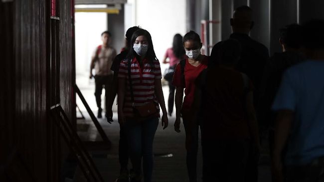 Panik di tengah pandemi Covid-19 bukan saja berefek pada psikologis, tapi juga bisa memicu munculnya tanda fisik mirip gejala corona.