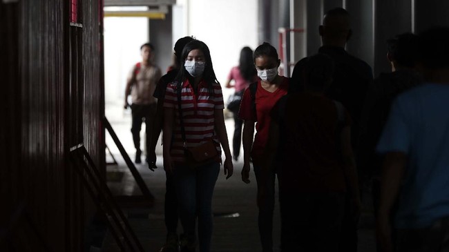 Sebanyak 39 TKA asal China tiba di Bintan, Kepulauan Riau, pada Selasa (31/3). Mereka sempat menjalani pengecekan suhu tubuh terkait virus corona.