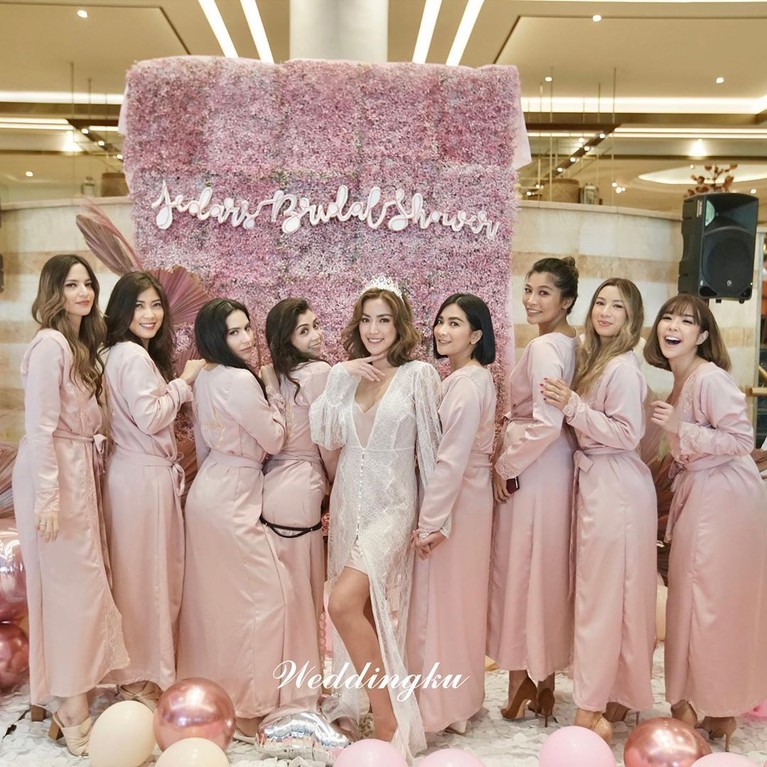 5 Potret Bridal Shower Jessica Iskandar Pakai Piyama Serba Pink Mendekati hari pernikahan, Jessica Iskandar melangsungkan acara bridal shower bertema pink bersama sahabat-sahabatnya di JW Marriott Kamis (12/3).
