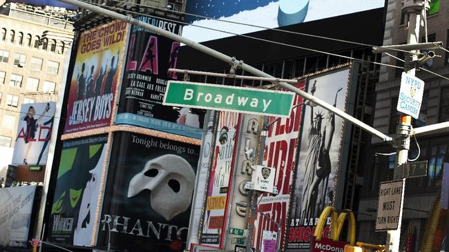 A street sign hangs over Broadway in Times Square January 5, 2011 in New York. Broadway continues from the south tip of Manhattan all the way north to Westchester County. AFP PHOTO / DON EMMERT (Photo by DON EMMERT / AFP)