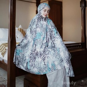 Memesona di Hari Pertama Lebaran, Pakai Mukena Cantik untuk Shalat Ied