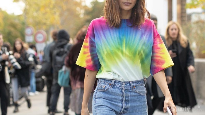 Motif Tie Dye Nge-Trend Lagi, Ini Tips Padu Padannya