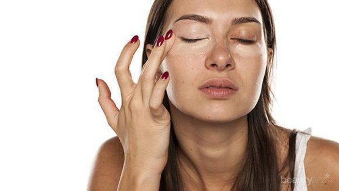 Makeup Artist Bagikan Trik Pakai Concealer untuk Tutupi Mata Panda dengan Sempurna