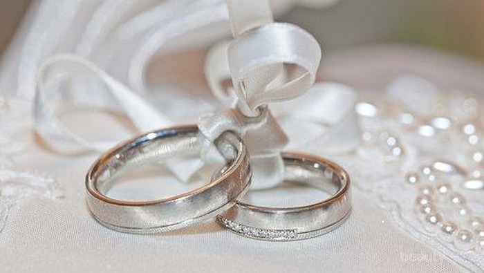 Tips Agar Cincin Pernikahan Tetap Indah Berkilau
