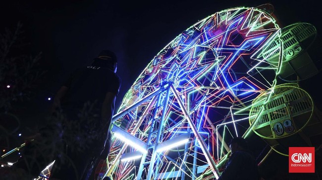 Pasar malam tradisional di Bandung, tepat di depan Alun-alun Kota Bandung. Awalnya di lahan pasar malam ini berdiri Palaguna Plaza yang kemudian diruntuhkan pada 2015. Lahan bekas Palaguna Plaza sempat dibiarkan kosong selama beberapa tahun hingga ki