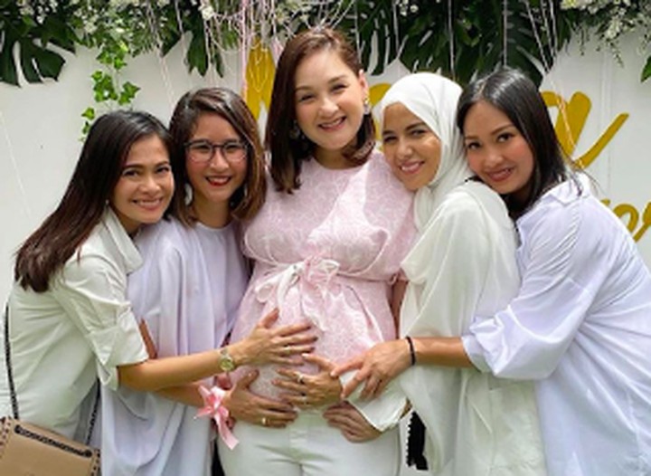 Pada 3 Maret lalu, Mona Ratuliu menggelar baby shower saat usai kehamilannya memasuki 26 minggu. Lihat kemeriahannya yuk.