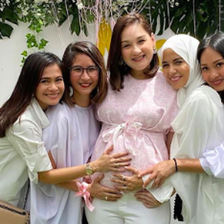 <p>Sahabat seperti Novita Angie dan Ersa Mayori juga turut hadir, Bunda. (Foto: Instagram/@monaratuliu)</p>