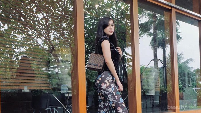 Yuk Intip OOTD Kasual Vicy Melanie, Tunangan Kevin Aprilio