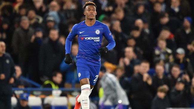 Striker Chelsea Callum Hudson-Odoi dinyatakan positif virus corona dan tempat latihan The Blues resmi ditutup sementara.