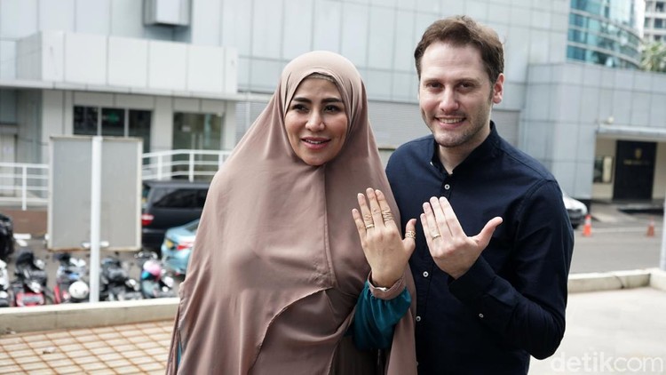 Cinta Penelope dan suaminya, Taha Gokan, saat ditemui di studio Trans TV.