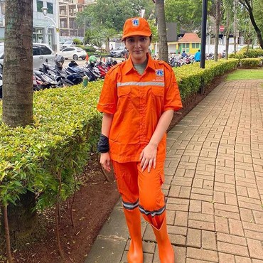 Gabung dengan Pasukan Oranye, Ashanty Sibuk Menyapu Jalanan