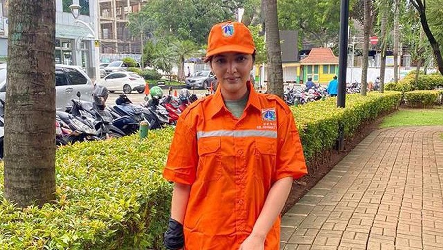 Ashanty jadi pasukan oranye dan ikut menyapu jalanan di daerah Taman Ayodya, Jakarta Selatan.