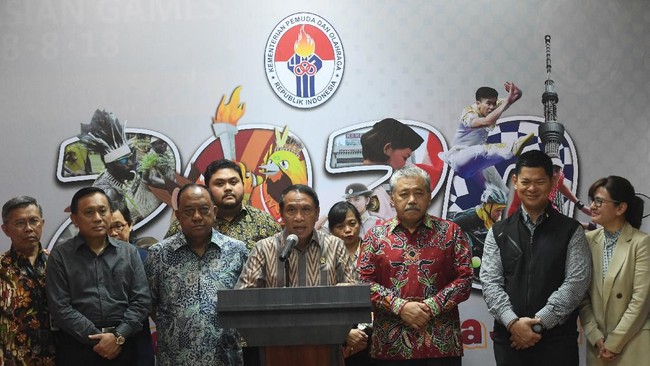 Menpora Zainudin Amali (tengah) didampingi sejumlah pengambil keputusan (stakeholder) cabang-cabang olahraga memberikan keterangan terkait kelanjutan kompetisi olahraga usai rapat tertutup di Jakarta, Jumat (13/3/2020). Menpora menyatakan tetap mengizinkan kompetisi olahraga tetap berlangsung dan menyerahkan wewenang sepenuhnya kepada induk masing-masing organisasi olahraga di tengah meningkatnya penyebaran virus corona atau COVID-19. ANTARA FOTO/Akbar Nugroho Gumay/aww.