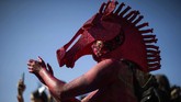 NYALANG: Dibelai Warna-warni Asa dan Cita Dalam foto-foto unik pilihan CNNIndonesia.com pekan ini, ada festival holi di India, kawanan sapi di Argentina, dan sepi wisatan di Italia.