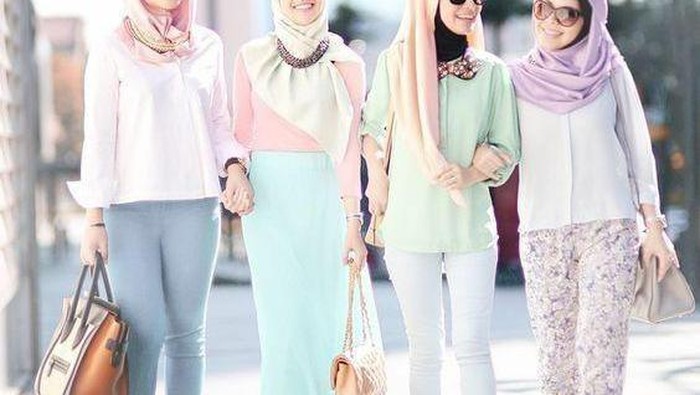 Tips Tampil dengan Gaya Tabrak Warna Hijab Pastel yang Feminin dan Manis