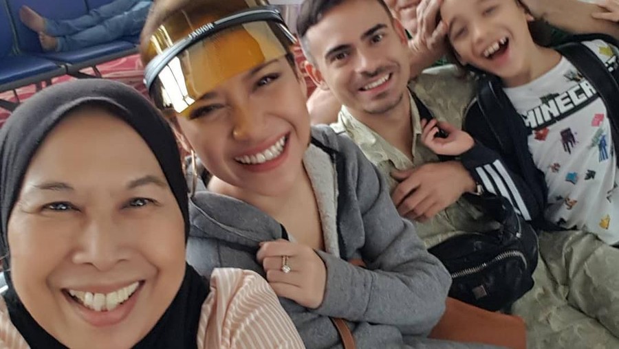 Liburan Bersama Bunga Citra Lestari sangat dekat dan kompak dengan keluarga Ashraf Sinclair.