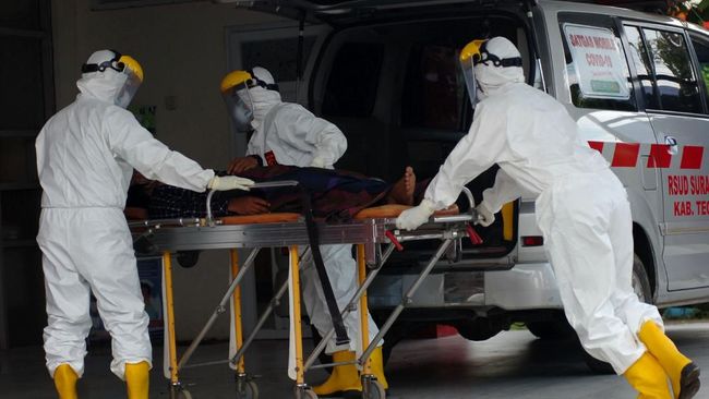 ABK DIDUGA TERJANGKIT COVID-19 Personel Satgas Mobile COVID-19 membawa pasien diduga terjangkit virus Corona (COVID-19) di Rumah Sakit Suradadi, Kabupaten Tegal, Jawa Tengah, Rabu (11/3/2020). RSUD Suradadi menjemput salah satu anak buah kapal (ABK) warga Desa Demangharjo, Kabupaten Tegal berinisial II (42) diduga terjangkit COVID-19, karena menderita penyakit demam, batuk dan pilek selama tujuh hari usai pulang melaut dari Taiwan. ANTARA FOTO/Oky Lukmansyah/foc.