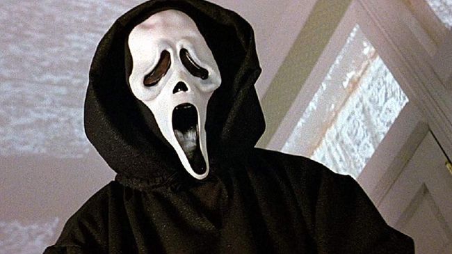 Pencipta Scream, Kevin Williamson mengatakan bahwa Ghostface sebenarnya topeng yang bisa ditemukan di toko mana pun yang menjual kostum Halloween.