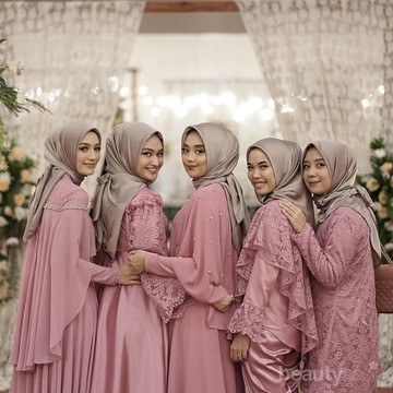 img-title Beda! Ini 8 Gaya Kondangan Stylish dengan Bawahan Celana yang Bisa Kamu Coba