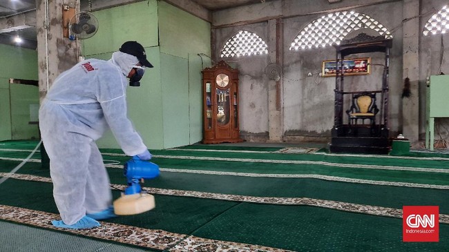 Masjid Kebon Jeruk berisi 300 orang diisolasi karena ditemukan tiga orang suspect virus corona. 