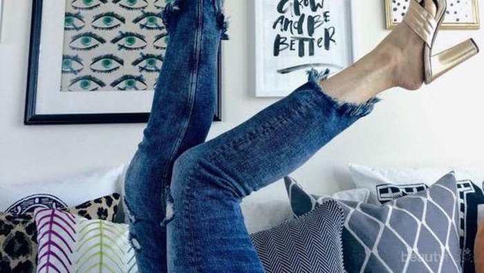 Begini Cara Mix and Match Jeans Jadi Outfit yang Simple, Klasik, dan Nggak Bikin Boring