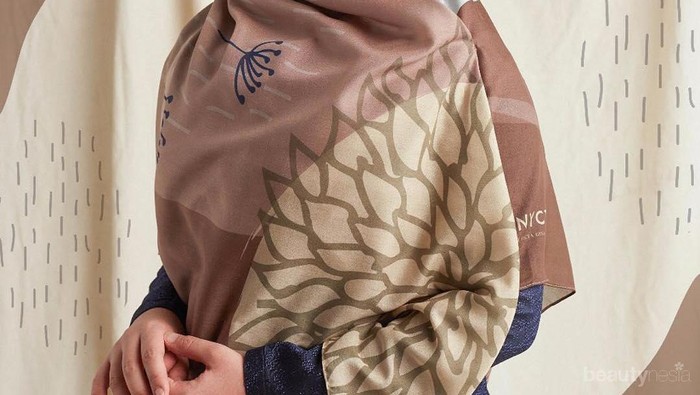 Hijab Segiempat, Jadi Andalan Nycta Gina Tampil Cantik dalam Berbagai Outfit