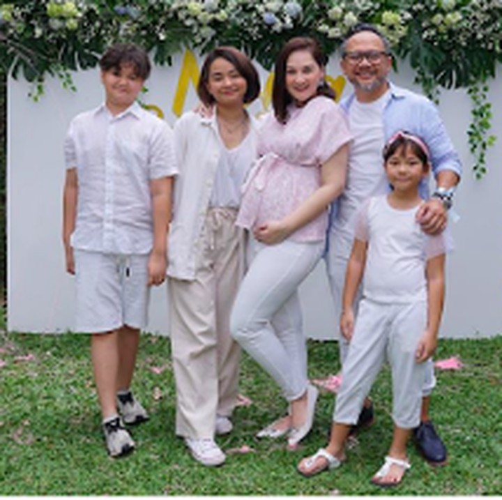 <p>Sehat selalu Bunda Mona dan si kecil ya. (Foto: Instagram/@monaratuliu)  </p>
